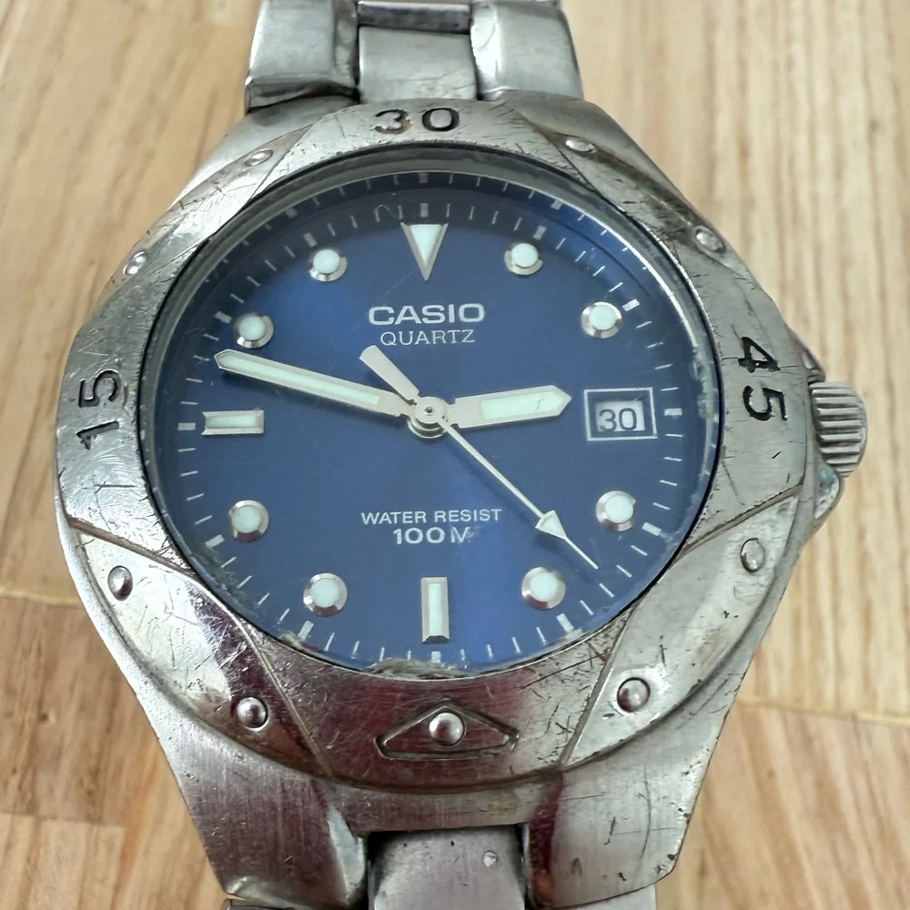 Vintage Casio men’s silver tone blue dial watch NEW BATTERY